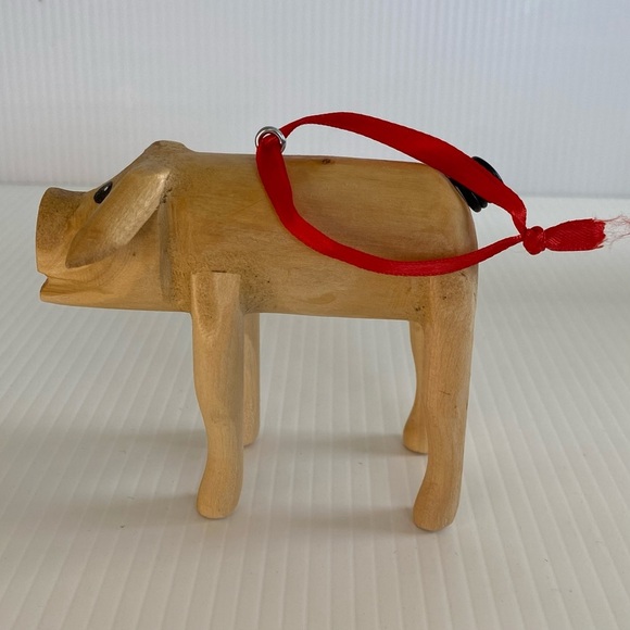 WOOD HAND CARVED  PIG CHRISTMAS TREE ORNAMENT~FARM ANIMAL-METAL TAIL SIG… - Picture 2 of 10